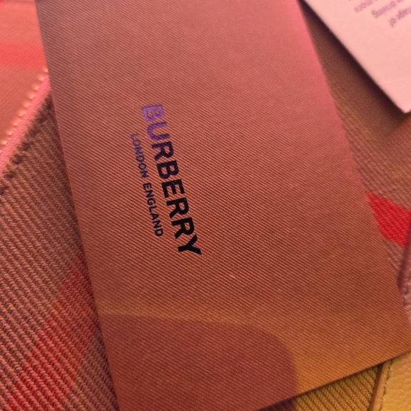 Womans burrberry zip up wallet - Picture 3 of 4